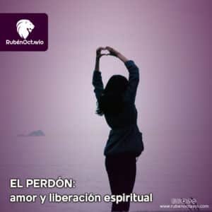 Persona formando un corazón con las manos frente al mar, simbolizando paz interior y liberación espiritual a través del perdón.