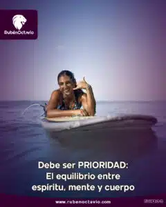 Mujer relajada sobre una tabla de surf disfrutando del mar, simbolizando el equilibrio entre espíritu, mente y cuerpo.