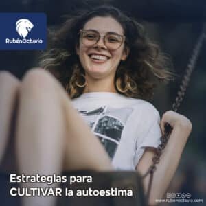 Mujer sonriendo mientras se balancea en un columpio, simbolizando la alegría y el crecimiento de la autoestima.
