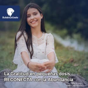 Mujer sonriendo al aire libre, simbolizando cómo la gratitud reconecta con la abundancia interior.