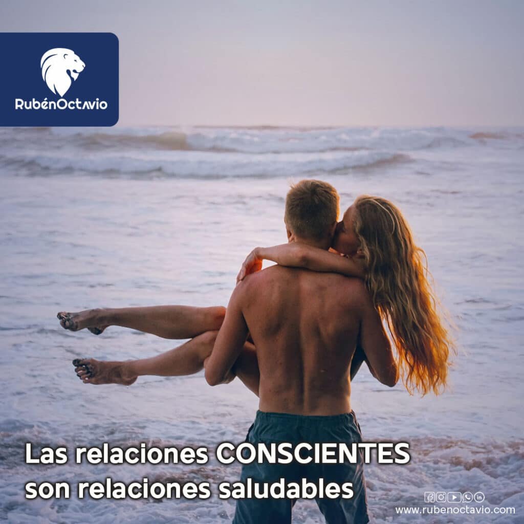 Pareja abrazándose en la orilla del mar, simbolizando el vínculo consciente y saludable.