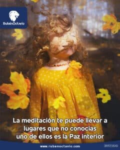 Niña con ojos cerrados disfrutando el viento entre las hojas, simbolizando serenidad y paz interior alcanzada a través de la meditación.