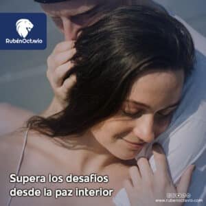 Pareja abrazándose con serenidad en la playa, simbolizando la paz interior para enfrentar desafíos.