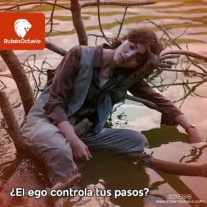 Persona atrapada entre ramas en un lago, simbolizando cómo el ego limita el avance personal.