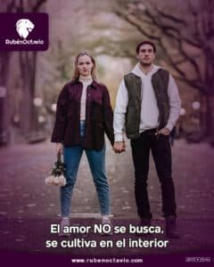 Pareja caminando de la mano sosteniendo flores, simbolizando que el amor se cultiva en el interior.