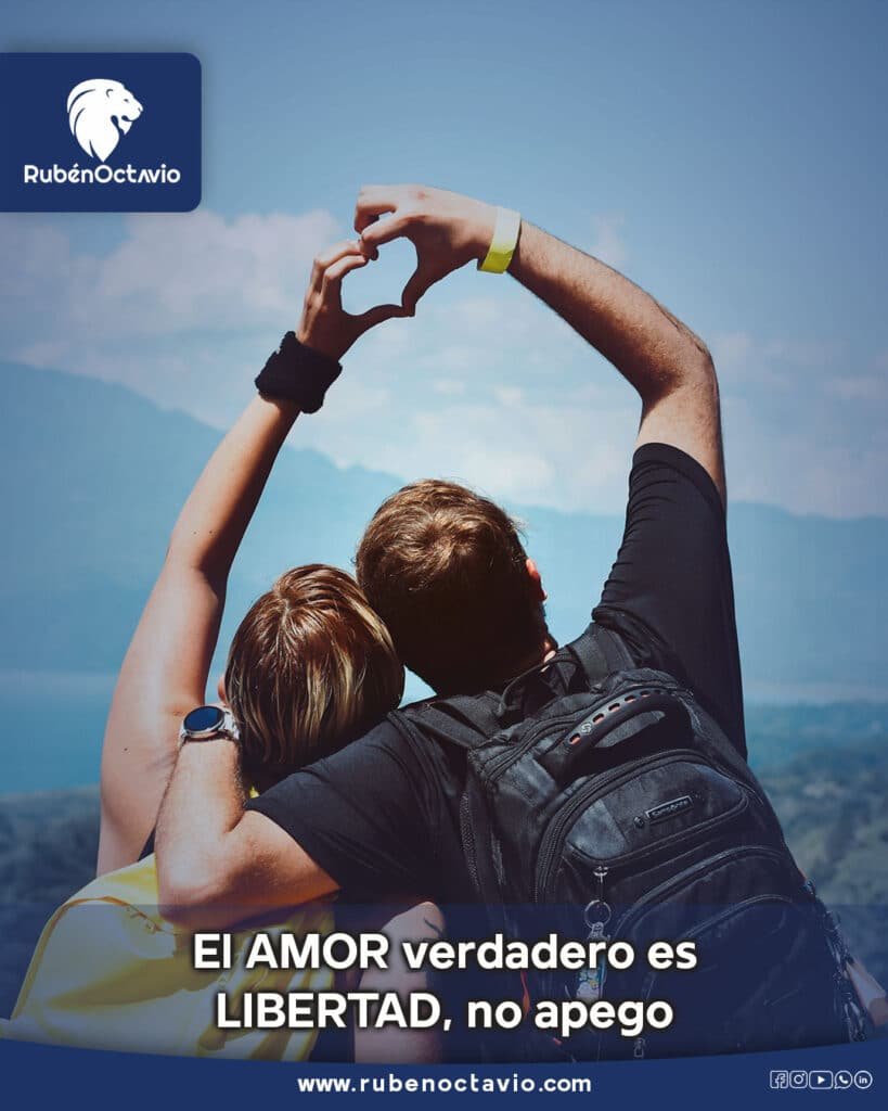 Pareja formando un corazón con las manos, simbolizando que el amor verdadero es libertad y no apego.