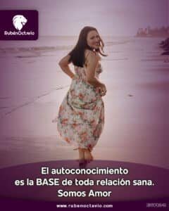 Mujer caminando en la playa con expresión feliz, simbolizando el amor propio y el autoconocimiento.