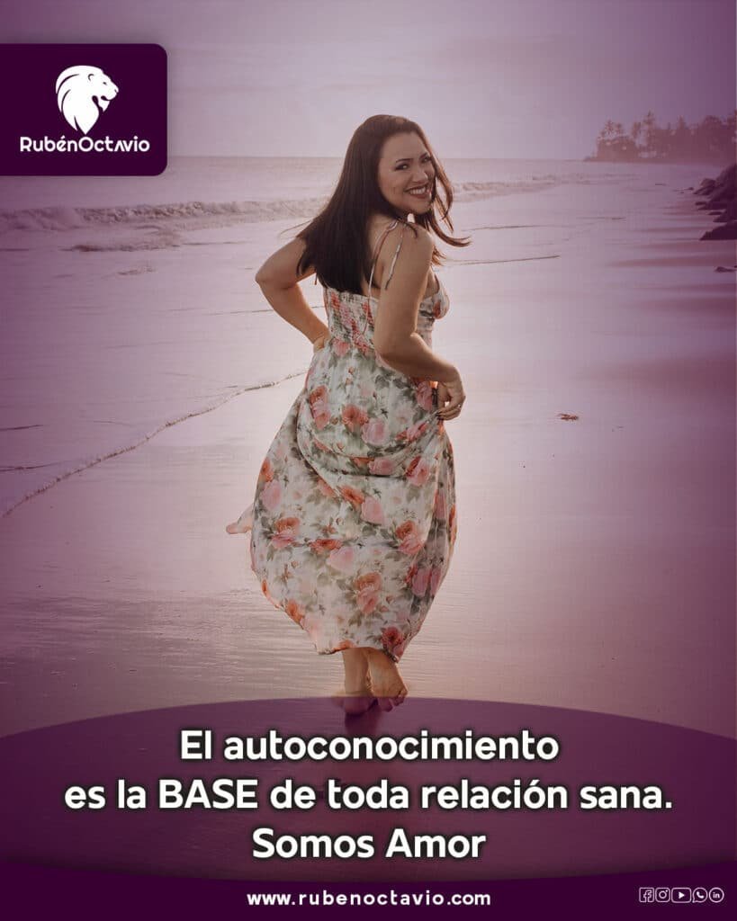 Mujer caminando en la playa con expresión feliz, simbolizando el amor propio y el autoconocimiento.