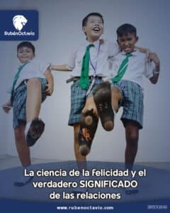 Niños riendo y jugando juntos, simbolizando el impacto de las relaciones en la felicidad humana.
