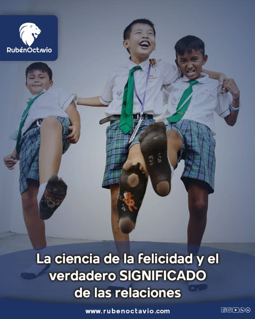 Niños riendo y jugando juntos, simbolizando el impacto de las relaciones en la felicidad humana.