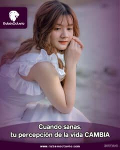 Mujer joven reflexionando al aire libre, simbolizando cómo la sanación interior transforma la percepción de la vida.