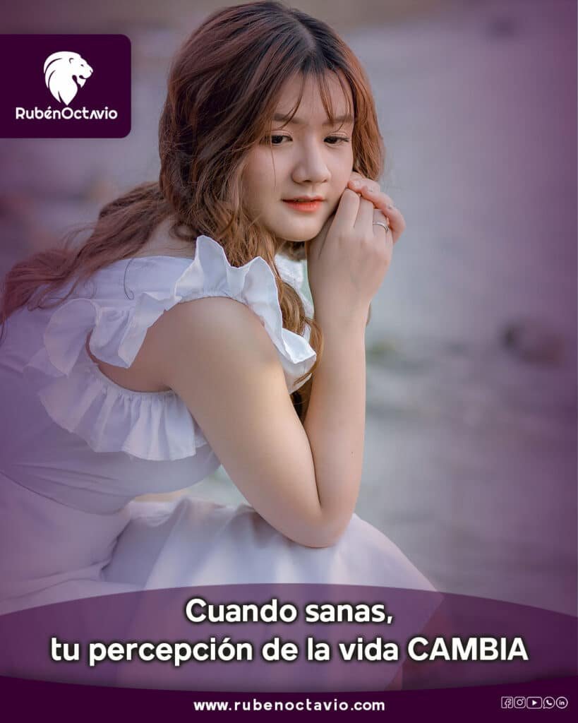 Mujer joven reflexionando al aire libre, simbolizando cómo la sanación interior transforma la percepción de la vida.