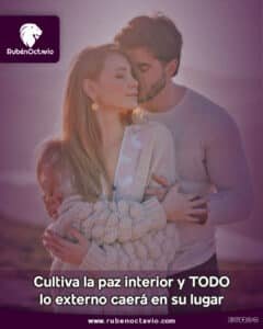 Pareja abrazándose en calma, simbolizando que la paz interior armoniza el mundo exterior.