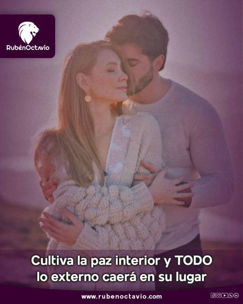 Pareja abrazándose en calma, simbolizando que la paz interior armoniza el mundo exterior.