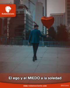 Hombre caminando solo con un globo en forma de corazón, simbolizando el miedo a la soledad.