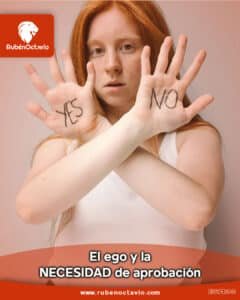 Mujer mostrando las palabras yes y no en sus manos, simbolizando la lucha interna por la aprobación de los demás.