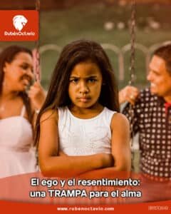 Niña con expresión seria y brazos cruzados, representando el resentimiento como una trampa del ego.