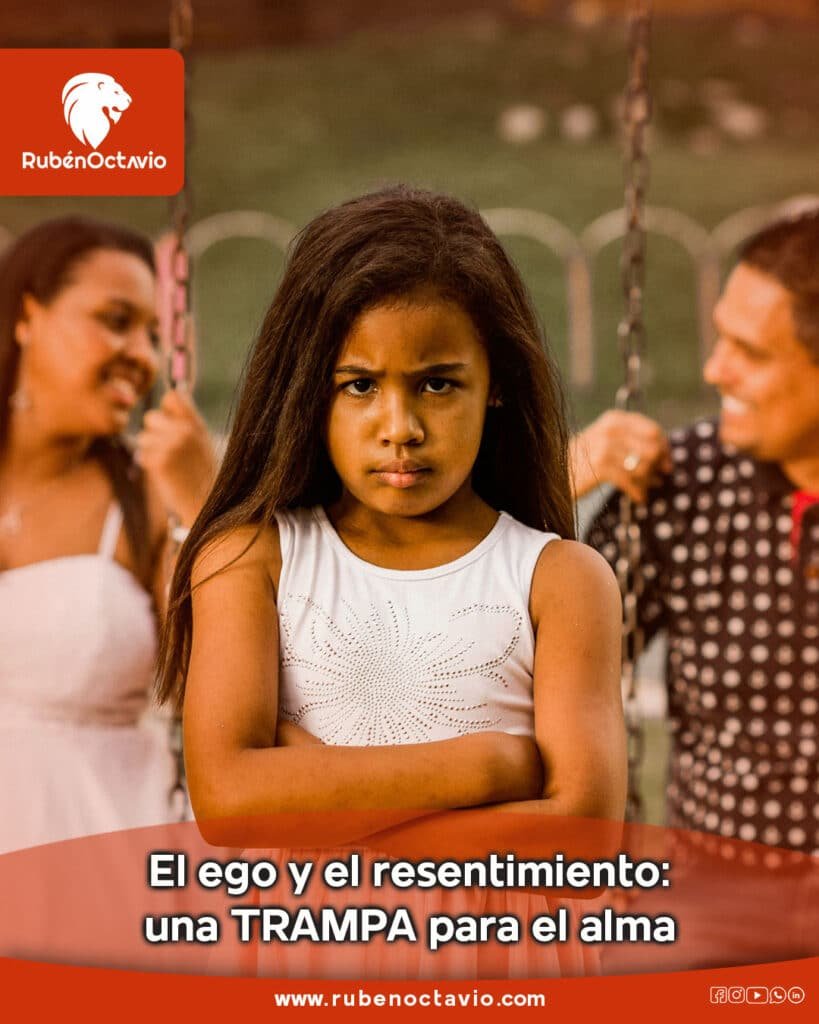 Niña con expresión seria y brazos cruzados, representando el resentimiento como una trampa del ego.