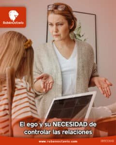 Madre mirando con frustración a su hija, representando el control del ego en las relaciones.