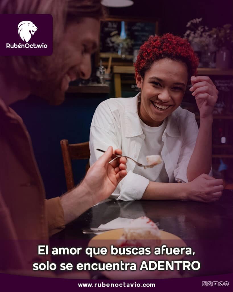 Dos personas conversando y sonriendo, simbolizando que el verdadero amor se encuentra primero en uno mismo.