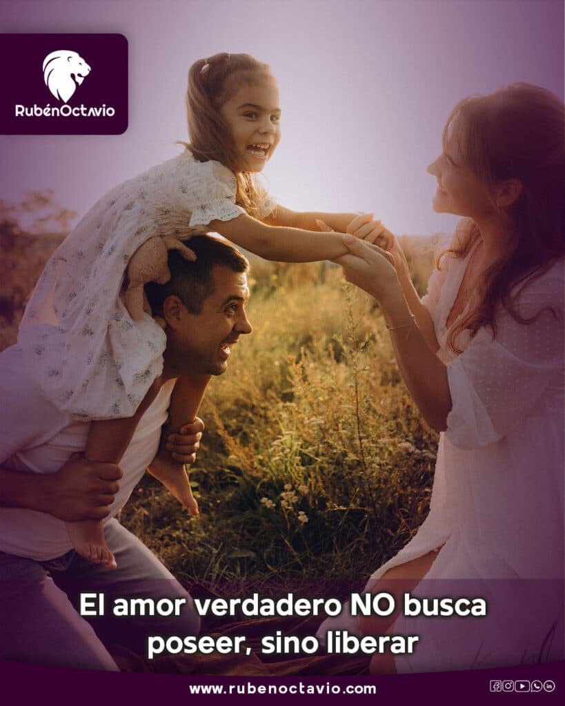 Familia compartiendo un momento de alegría al aire libre, simbolizando un amor que libera y no controla.
