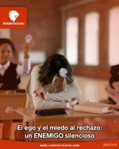 Persona con la cabeza baja en un salón de clases mientras otros la rechazan, simbolizando el impacto emocional del miedo al rechazo.