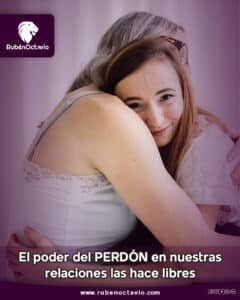 Dos personas abrazándose con una expresión de alivio y paz, simbolizando la liberación que trae el perdón.