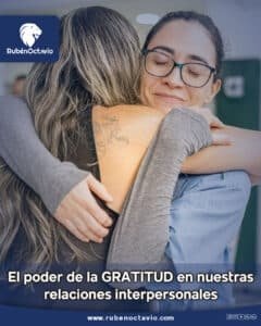 Dos personas abrazándose con gratitud y emoción sincera.