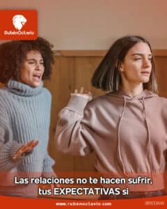 Dos personas discutiendo mientras una se aleja, simbolizando el sufrimiento causado por las expectativas del ego.