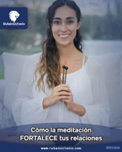 Mujer meditando con serenidad, representando cómo la meditación fortalece las relaciones personales.