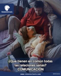 Pareja conversando con calma en un sofá, simbolizando la importancia de la comunicación sana.