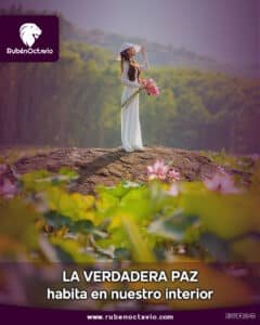 Mujer de pie sobre una roca rodeada de flores de loto, simbolizando la paz interior.