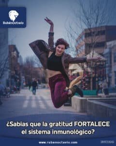 Persona saltando con alegría representando cómo la gratitud eleva el bienestar.