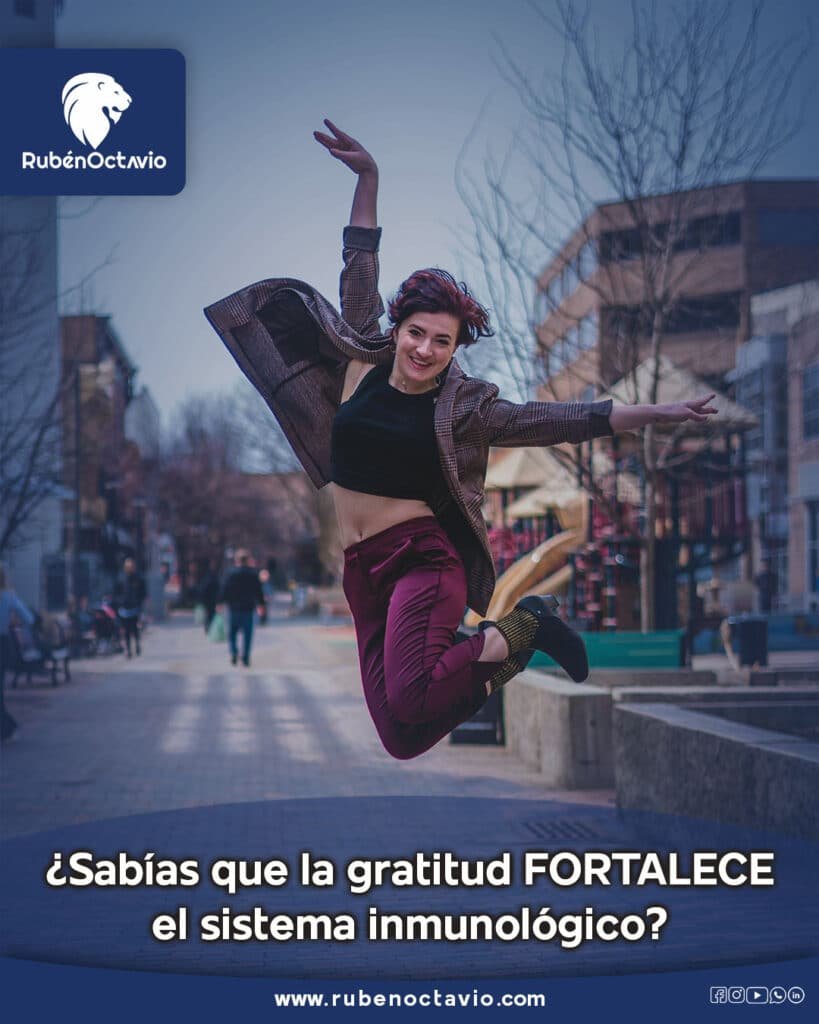 Persona saltando con alegría representando cómo la gratitud eleva el bienestar.