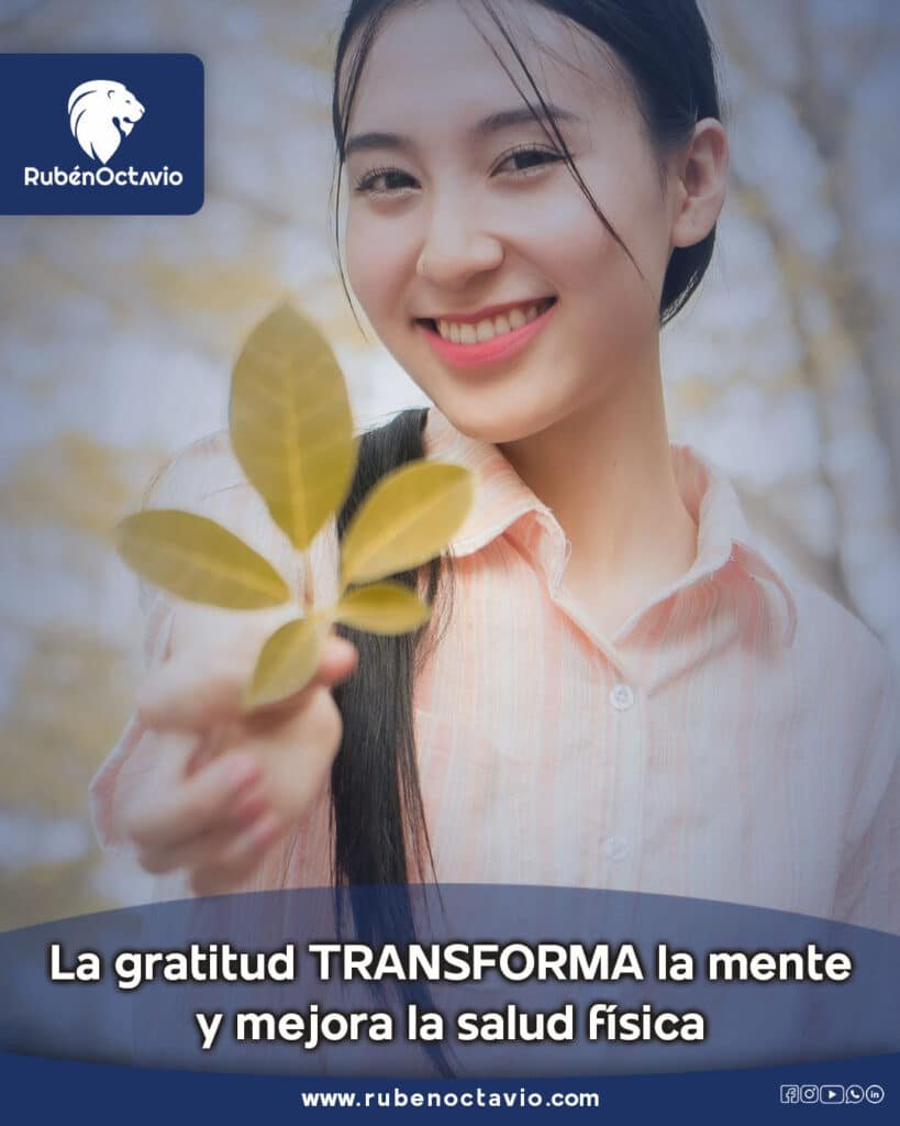 Mujer sonriendo mientras sostiene una rama de hojas, simbolizando la gratitud y el bienestar emocional.