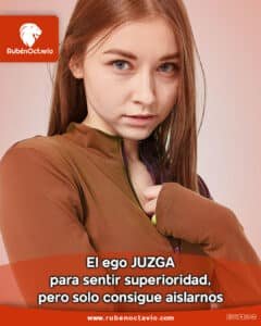 el ego juzga para sentir superioridad. Mujer mirando con expresión seria, simbolizando el juicio y la actitud del ego que genera separación.