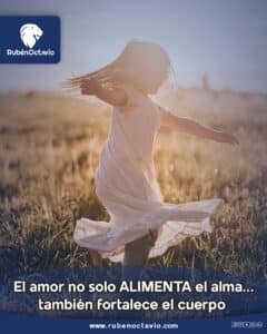 Mujer bailando en un campo al atardecer, simbolizando la energía sanadora del amor.