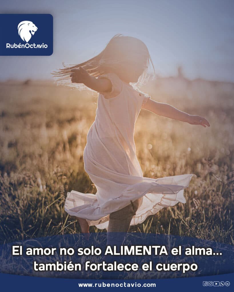 Mujer bailando en un campo al atardecer, simbolizando la energía sanadora del amor.
