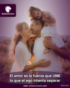 Familia unida simbolizando el poder del amor que une lo que el ego intenta separar.