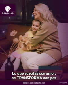 Mujer abrazando con ternura a una niña, representando aceptación y paz.