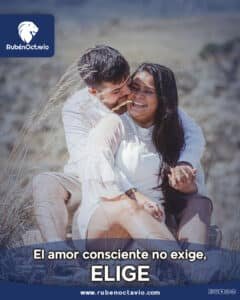 Pareja abrazándose y sonriendo al aire libre, simbolizando un amor consciente y libre.