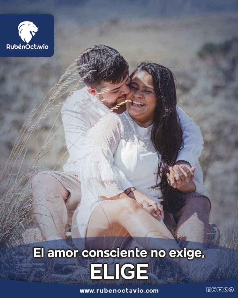 Pareja abrazándose y sonriendo al aire libre, simbolizando un amor consciente y libre.
