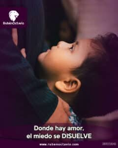 Niño abrazando a un adulto, simbolizando cómo el amor disuelve el miedo.