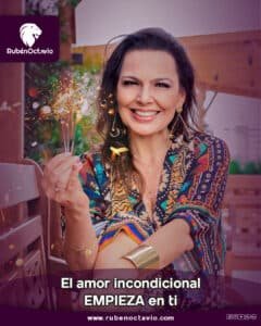 Mujer sonriendo mientras sostiene luces de bengala, representando el amor incondicional que nace en uno mismo.