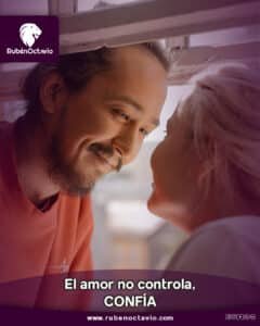 Pareja mirándose con ternura a través de una ventana, expresando confianza y conexión.