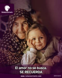 Abuela abrazando con ternura a su nieta, simbolizando el amor natural y la paz interior que se recuerda desde el alma.