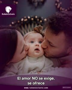 Pareja besando a su bebé mientras reflejan amor y ternura auténtica.