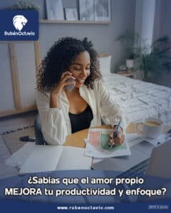 Mujer trabajando con calma mientras habla por teléfono, representando cómo el amor propio mejora el enfoque.