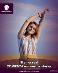 Mujer estirando los brazos con expresión de paz en un campo abierto, simbolizando amor propio y plenitud interior.