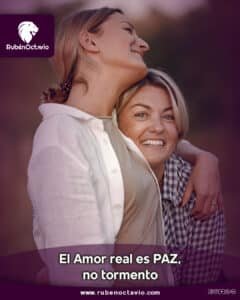 Dos mujeres sonriendo y abrazándose con ternura, simbolizando el amor real y la paz interior.